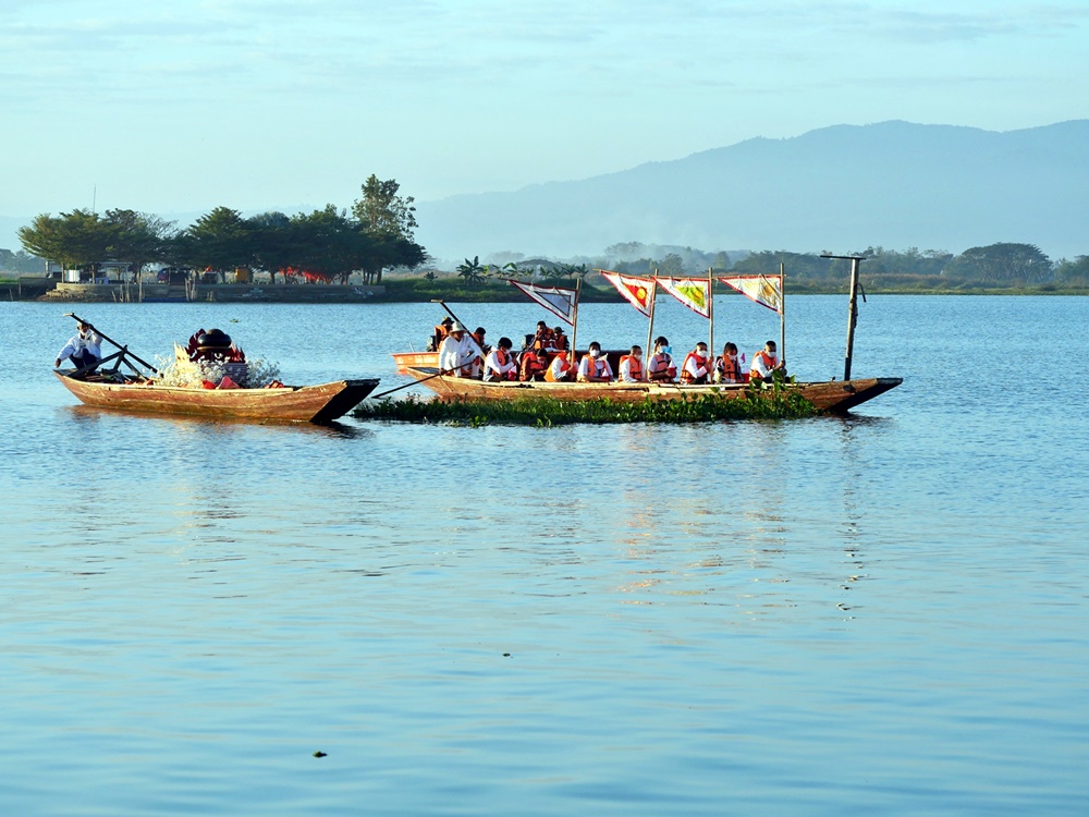 ชาวพะเยา-นิสิตมหาวิทยาลัยพะเยา พายเรือตานข้าวใหม่ใส่บาตรหลวง “กว๊านพะเยาสายน้ำแห่งชีวิต ตานข้าวทิพย์พระเจ้าตนหลวง” 