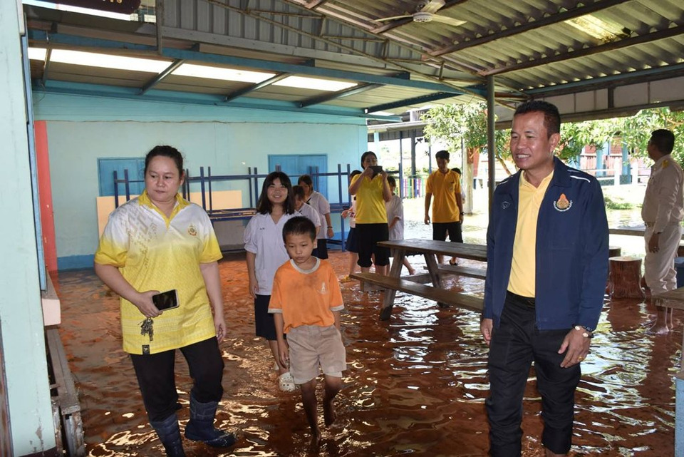 ผอ.สพป.อ่างทอง ติดตามสถานการณ์น้ำในแม่น้ำเจ้าพระยา ล้นท่วมโรงเรียน