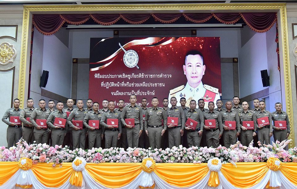 “บิ๊กต่าย” มอบโล่ชุดสืบสวน สภ.นาจอมเทียน หลังทลายคลังอาวุธ ยึด C4 สะเทือนพื้นที่ 