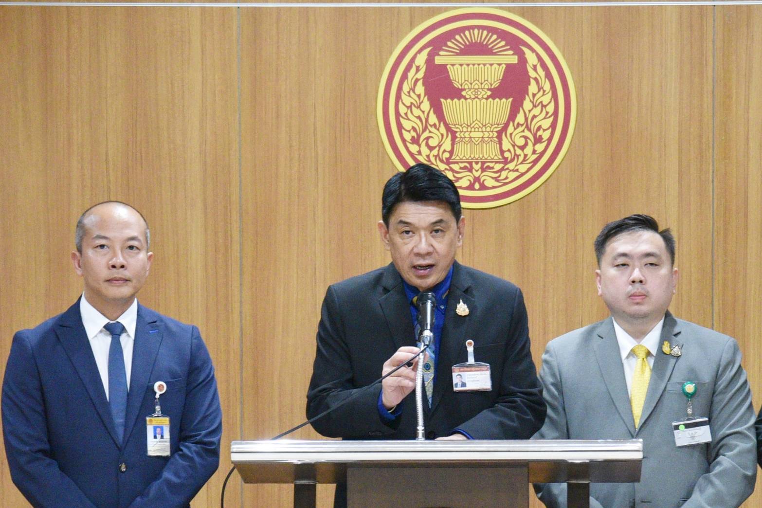 "สฤษฏ์พงษ์" ห่วงกองทุนประกันสังคมขาดทุน-กรมจัดฯเอื้อเอกชนปมบัตรต่างด้าว จ่อเชิญแจงกมธ.แรงงาน