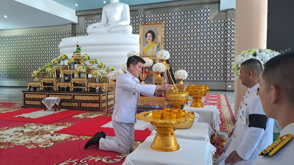 พังงาประกอบพิธีถวายน้ำสรงพระบรมศพ เบื้องหน้าพระฉายาลักษณ์พระพันปีหลวง