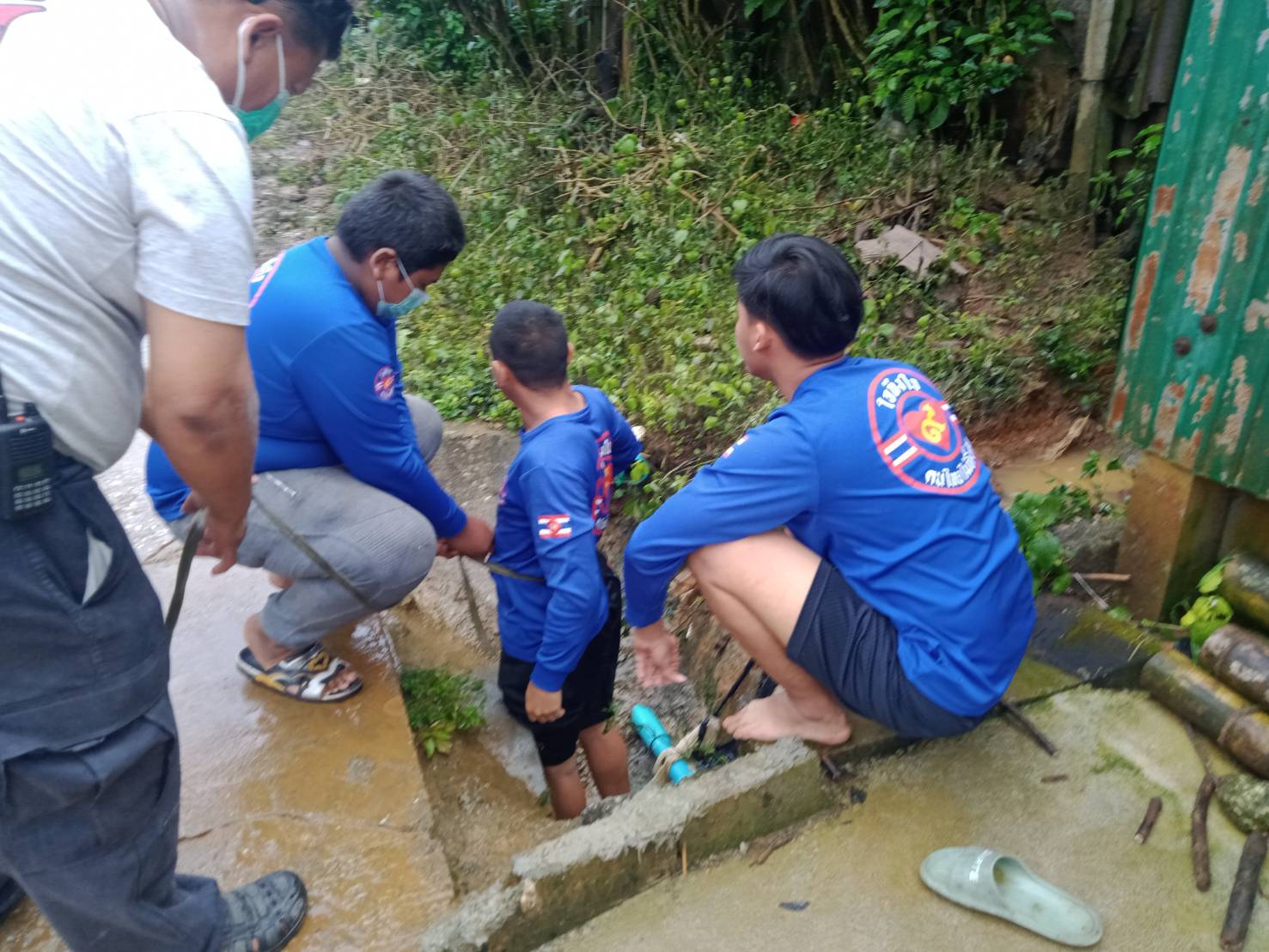 น้ำใจ ฝันเด่น ช่วยตามหา 2 พี่น้องนักเรียนชาวเขาดอยมูเซออ ถูกน้ำป่าพลัดตกท่อดับ 1 รอด 1 
