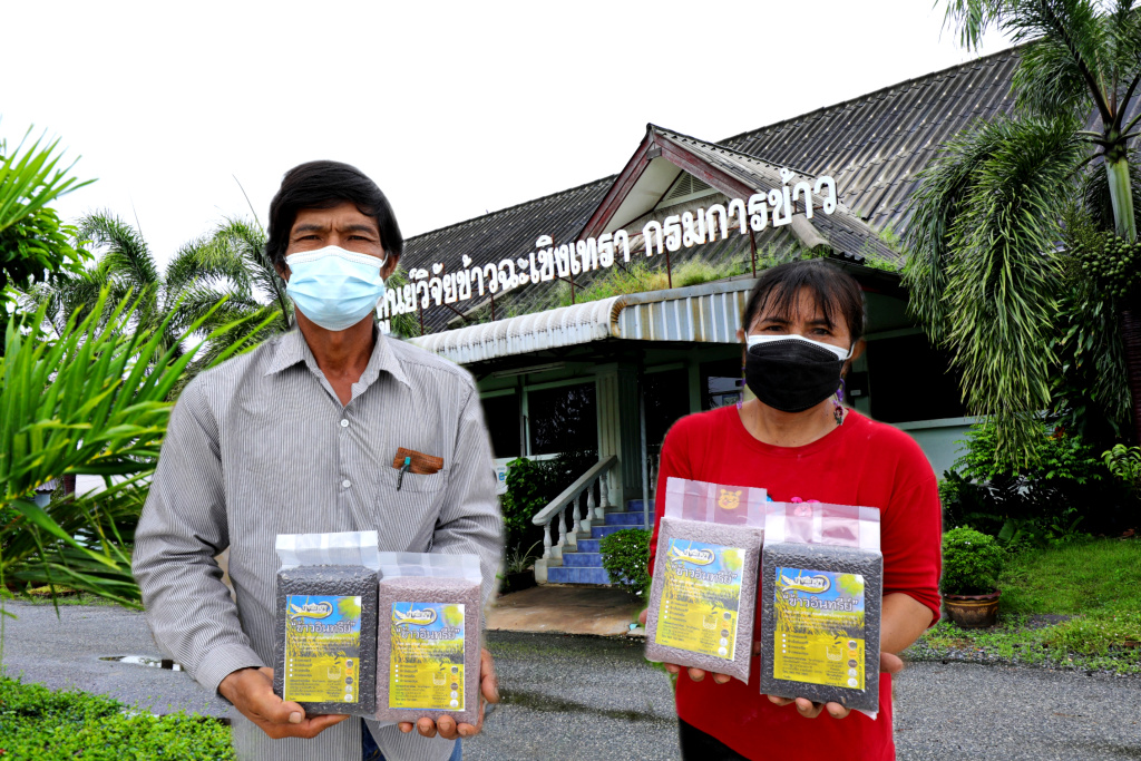ศูนย์วิจัยข้าวแปดริ้ว หนุนเกษตรกรนาแปลงใหญ่โพรงอากาศ  ผลิตเมล็ดพันธุ์ข้าวคุณภาพ ลดต้นทุน สมาชิกปลอดภัย ชีวิตดีขึ้น
