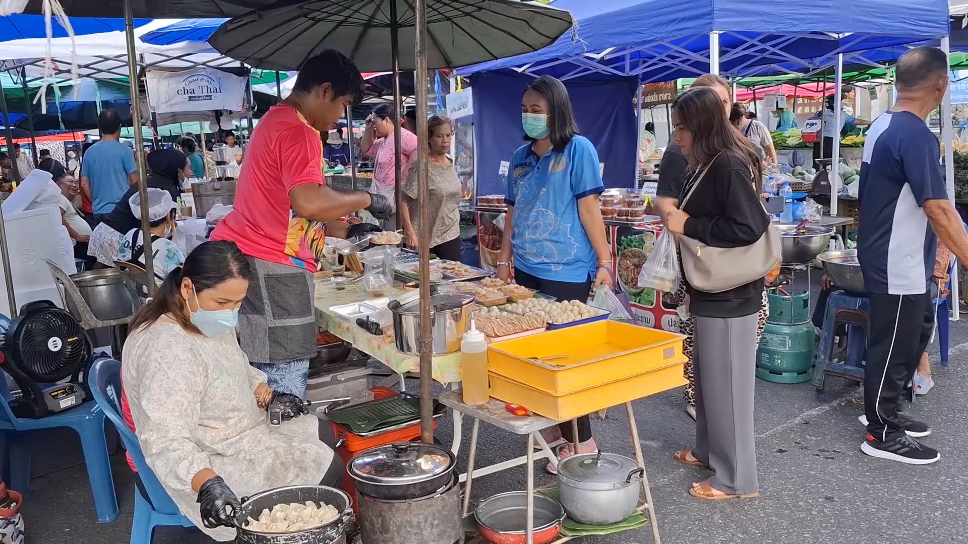 สองสามีภรรยาชาวสงขลาพลิกชีวิตช่วงโควิดขายเกี๊ยวซ่าหมี่คลุกแทนผักผลไม้รายได้ดีลูกค้าเพียบ