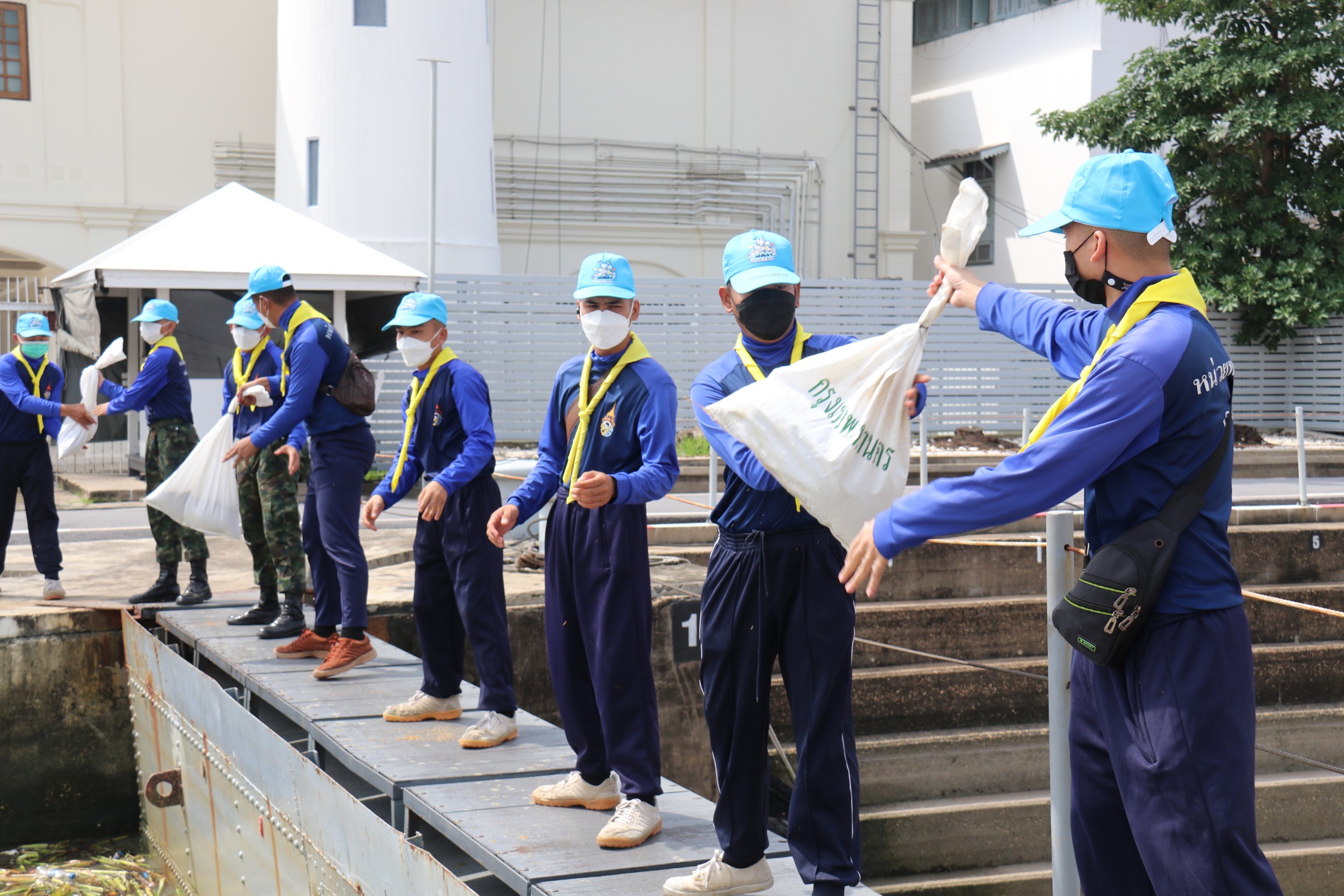 กองทัพเรือจัดกำลังพลจิตอาสา บูรณาการชุมชน วางกระสอบทราย 7,000 ถุงรับมืออุทกภัย