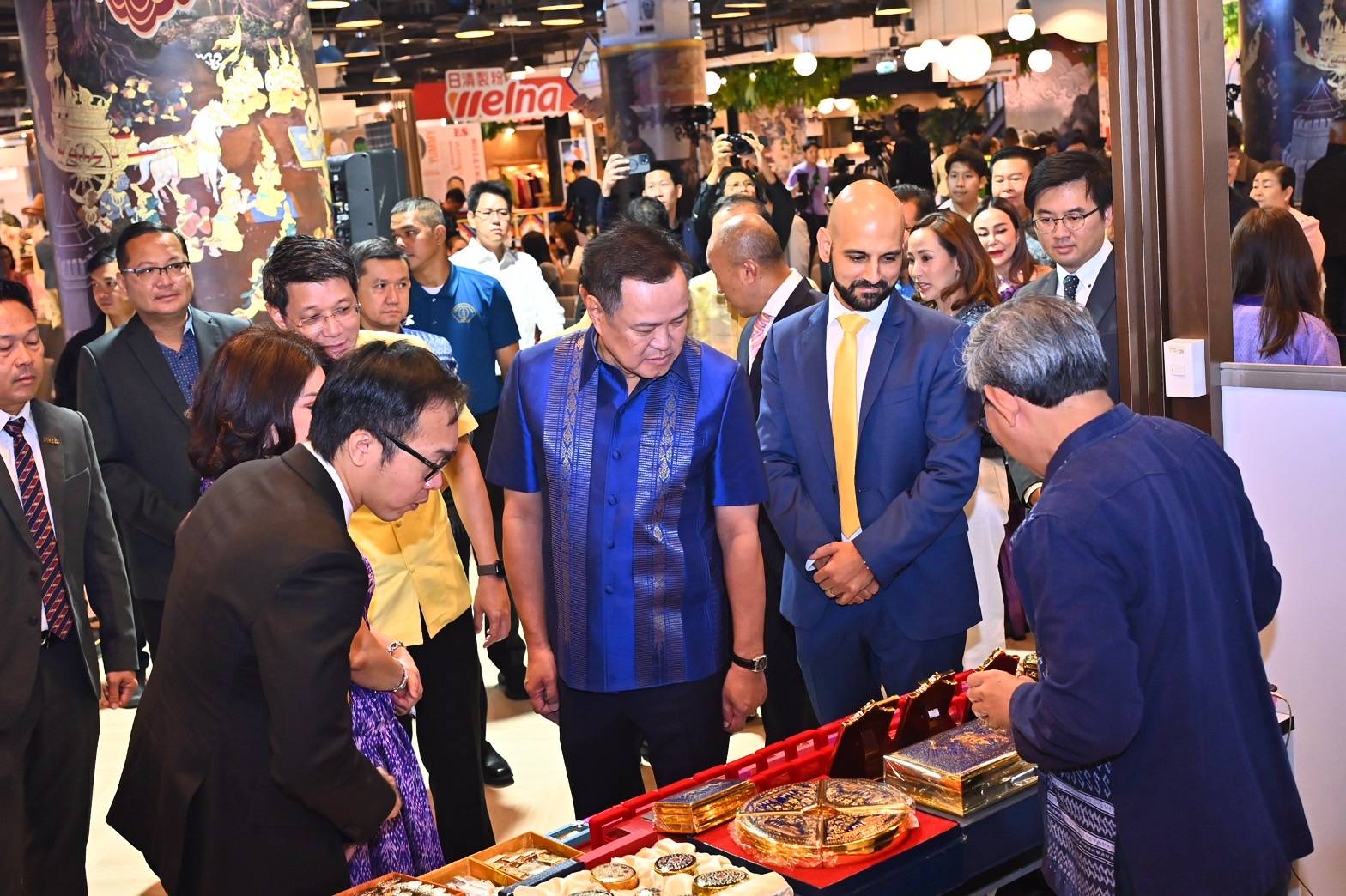 หลงไหลแบรนด์ไทย ! "อนุทิน" เปิด ฟินิกซ์ "OTOP DESTINATION" ปลื้มสินค้าท้องถิ่น ตีตลาดเมืองหลวง ประกาศผลักดันเต็มที่