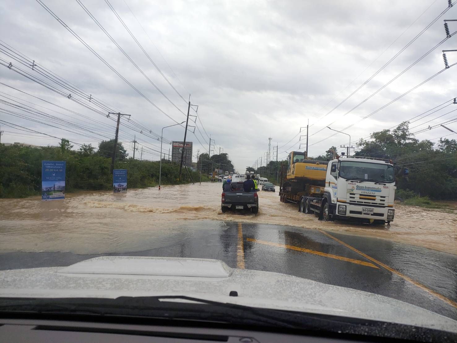 ฝนตกหนักน้ำท่วมในหลายพื้นที่นิคมพัฒนา ระยอง กู้ภัยเร่งช่วยเหลือขนของย้ายออกจากบ้านหวั่นระดับน้ำเพิ่มสูง