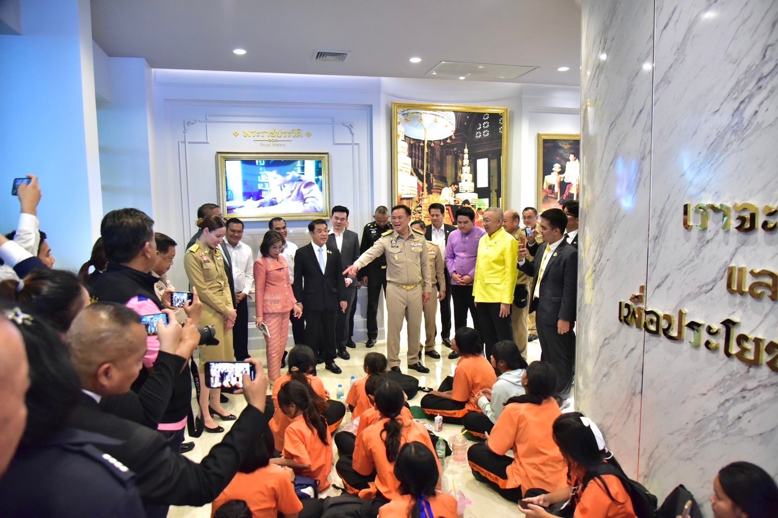 “สุริยะ” สั่ง “บขส.-ขบ.” ช่วยเหลือผู้ประสบภัยเหตุไฟไหม้รถบัส เร่งเยียวยาสภาพจิตใจ ย้ำต้องไม่เกิดเหตุซ้ำ ป้องกันขั้นสูงสุด 