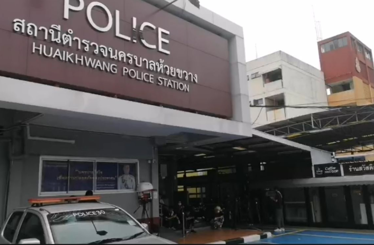ตร.ห้วยขวาง  ชุดตั้งด่านหน้าสถานทูตจีน ถูก 'ผบก.น.1' เรียกสอบ พบเข้าข่าย ม.157 แล้ว 2 นาย ยศ 'ร.ต.อ.-ส.ต.อ.'