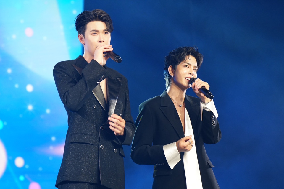อสงไขย ฟีเวอร์! คู่จิ้นหวาน "บิลลี่-เบ้บ" โชว์เสียงสะกิดใจเสิร์ฟความฟิน Y UNIVERSE AWARDS 2025