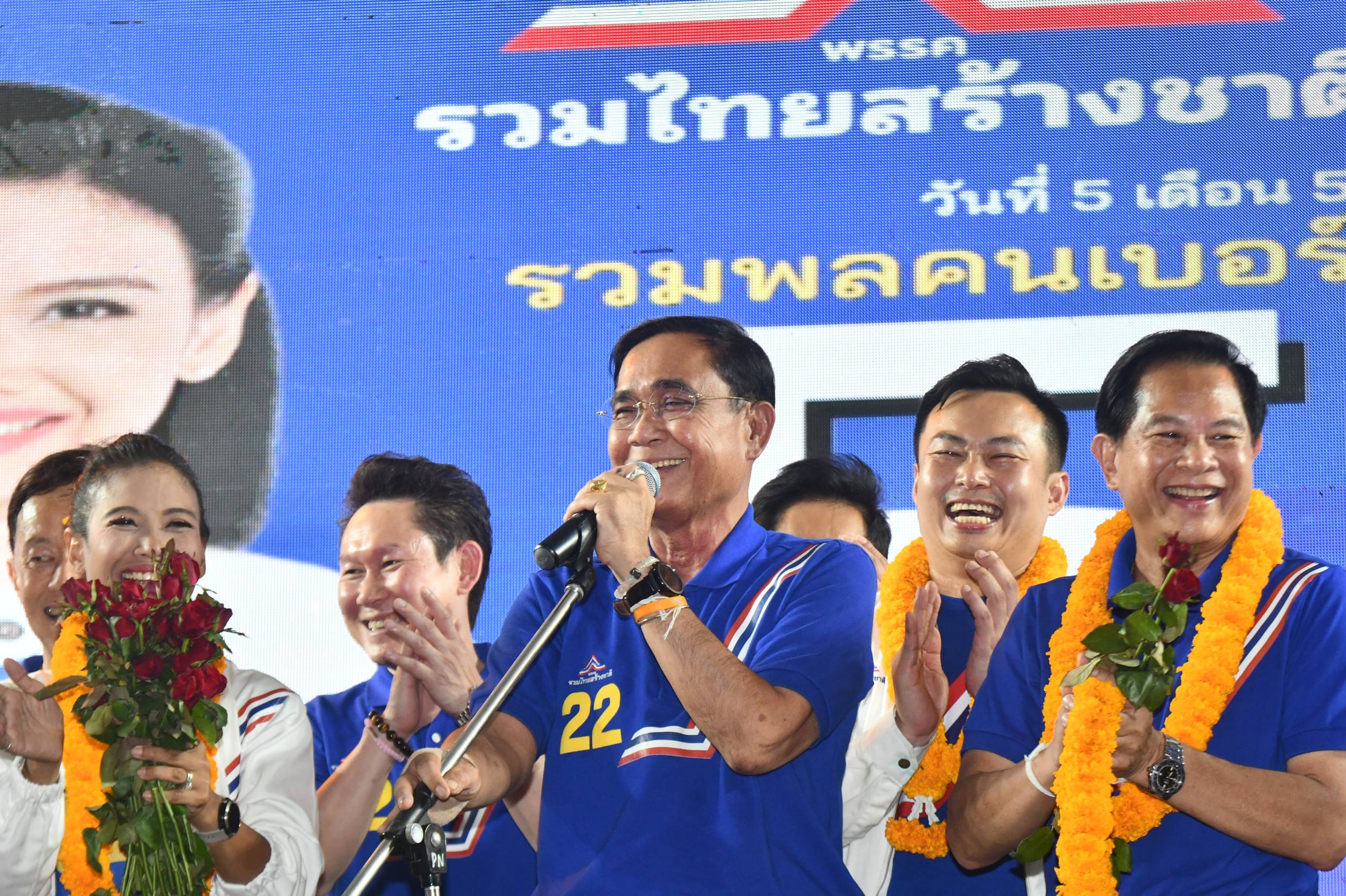 "บิ๊กตู่"สวมแหวนพิรอดหัวราหู ก่อนปราศรัยสะพานพระราม 8 ช่วย ผู้สมัคร 3 เขต ลั่นนักการเมืองต้องรักปชช.-ชาติ-ศาสน์-สถาบัน