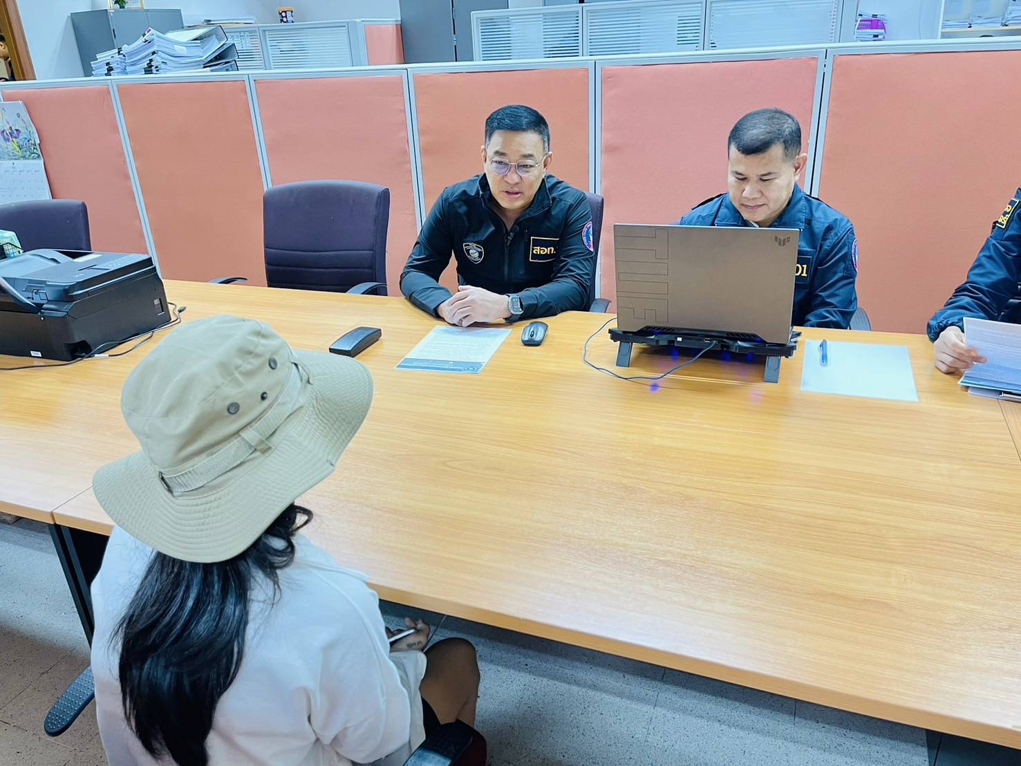 รวบสองสาวแสบหลอกลงทุนหุ้นต่างประเทศ อ้างให้ผลตอบแทนสูงผ่านเว็บไซต์-แอปพลิเคชั่น 