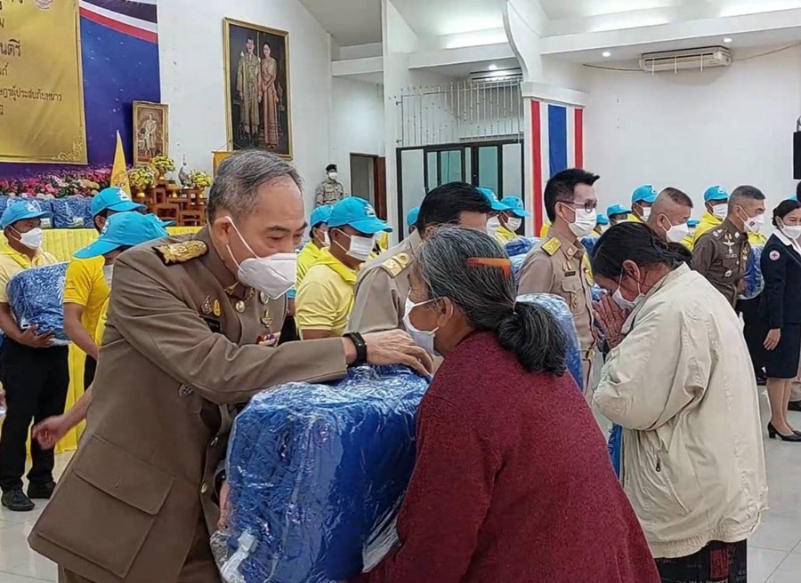 เชิญผ้าห่มกันหนาว ชุดยาสามัญประจำบ้านพระราชทานไปมอบราษฎรประสบภัยหนาว จ.อุดรธานี