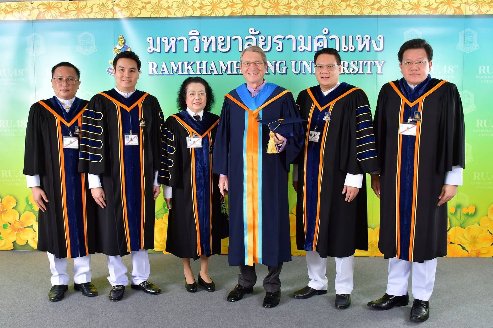 ร่วมแสดงความยินดี ดร.ฮาราลด์ ลิงค์ ประธาน บี.กริม และซีอีโอ บี.กริม เพาเวอร์ รับปริญญาบริหารธุรกิจดุษฎีบัณฑิตกิตติมศักดิ์ จาก ม.รามคำแหง 