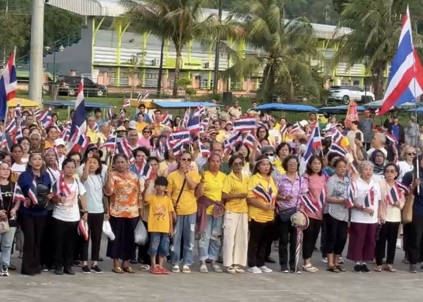 ชาวระนองจัดเวทีขนาดเล็ก คู่ขนานกับเวทีใหญ่  อ่านแถลงการณ์เรียกร้องให้นายกรัฐมนตรีลาออกเพียงคนเดียว