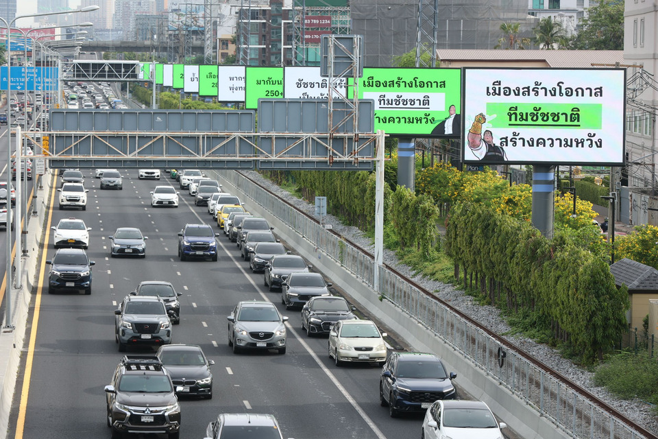 “ชัชชาติ” เปิดแคมเปญสมัย 2 “กรุงเทพฯ ทำงาน” ยิงข้อความ LED ทางด่วนกลางกรุง 37 จอ