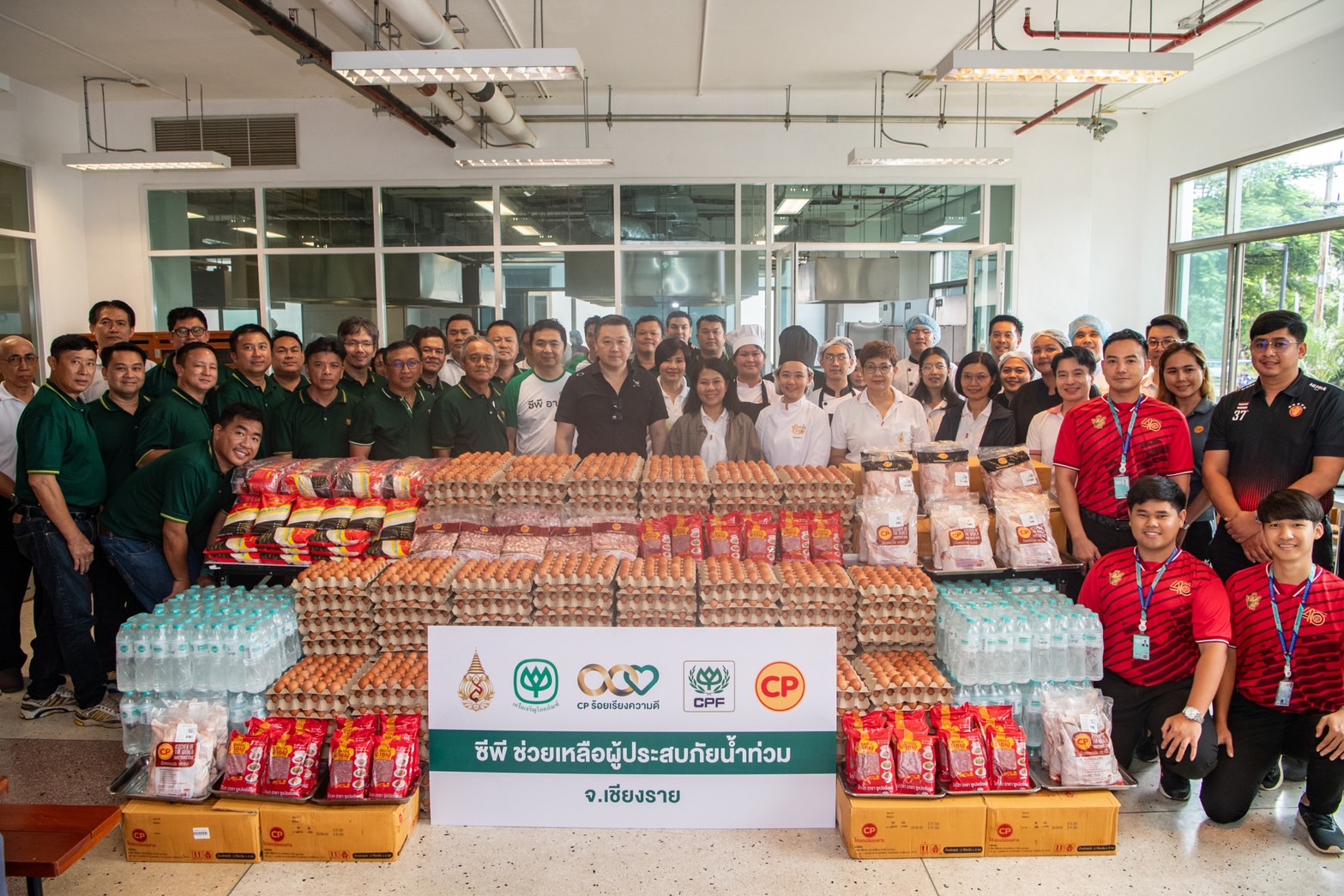 กองทัพบก-มฟล.-เครือซีพี ร่วมทัพบุกน้ำท่วมเชียงราย! ส่งทีมอาสาลุยแจกถุงยังชีพพร้อมวัตถุดิบให้โรงครัว ช่วยชาวบ้านฝ่าวิกฤต