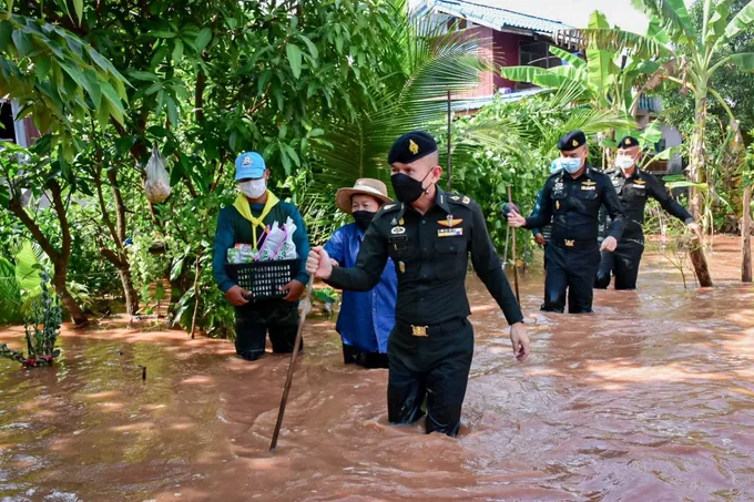 ผู้บัญชาการศูนย์บรรเทาสาธารณภัย กองพลพัฒนาที่ 3 ลงพื้นที่ลุยน้ำช่วยผู้ประสบอุทกภัย อ.นครไทย