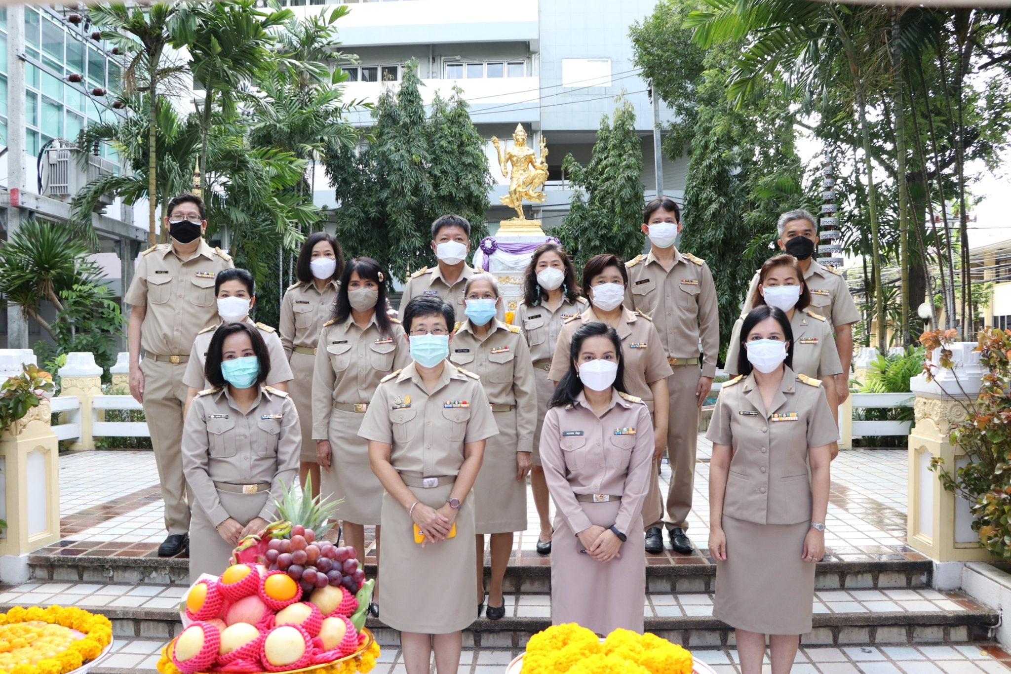 คณะผู้บริหารสักการะองค์พระนารายณ์และพระภูมิสิ่งศักดิ์สิทธิ์ในโอกาสวันคล้ายวันสถาปนา สศอ. ครบรอบ 30 ปี