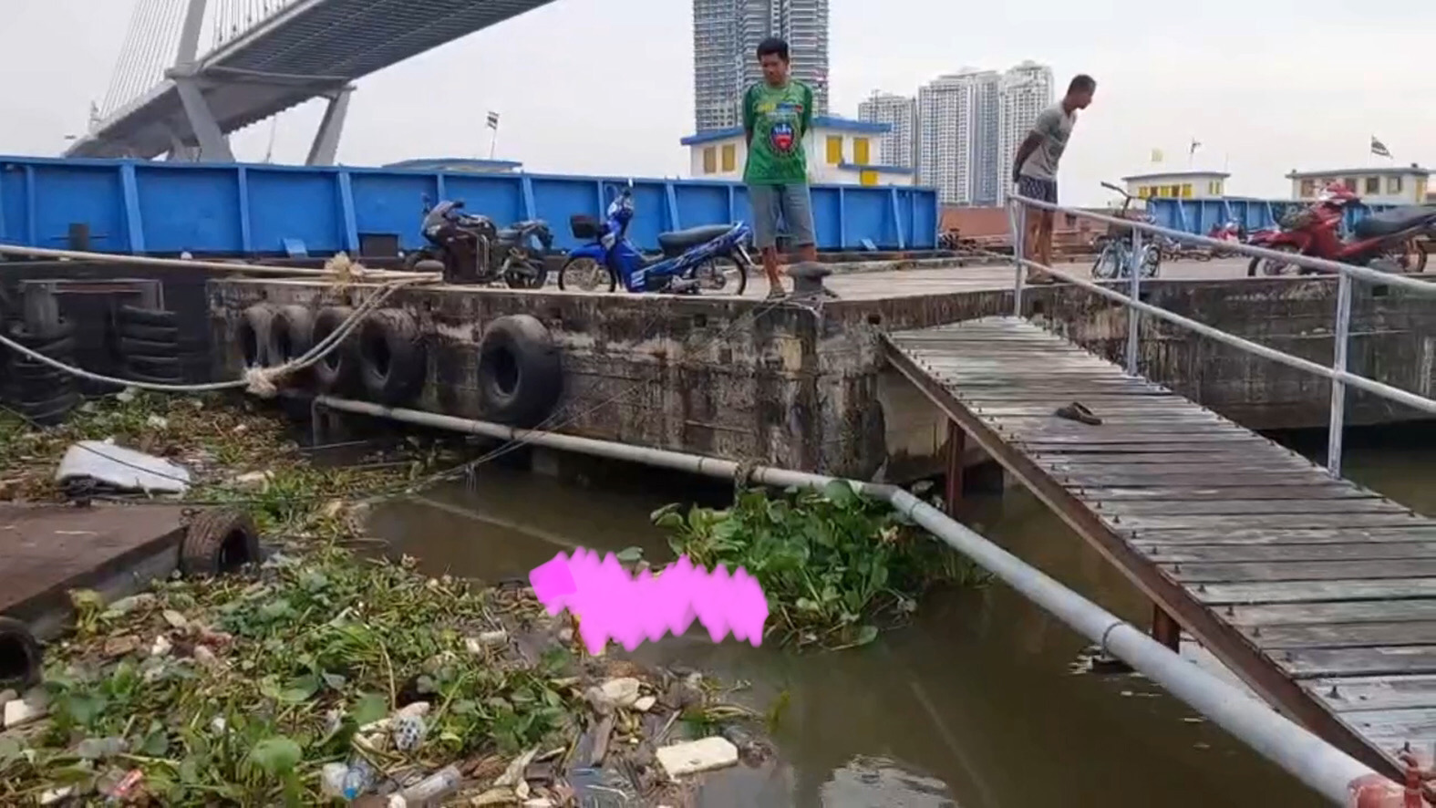 พบศพสาวนิรนามเปลือยลอยมาติดท่าเรือ ย่านพระประแดง มีบาดแผลตามร่างกาย