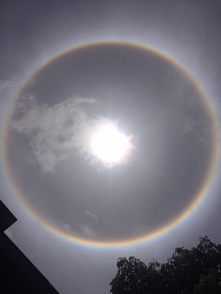 ลำปาง-พระอาทิตย์ทรงกลดละอองน้ำเยือกแข็งแสงส่องสีรุ้ง