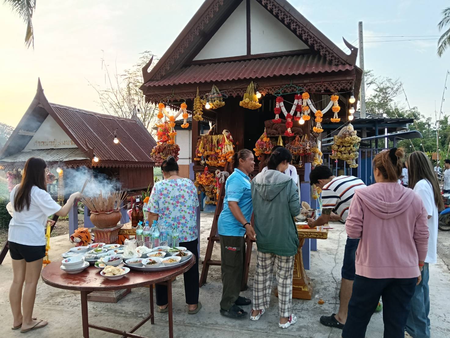 ศรัทธาชาวบ้านตำบลรำมะสัก จัด "ประเพณีทำบุญ หน้าบ้าน หลังบ้าน ศาลพ่อปู่ท่าลอบ"คอหวยแห่ส่องเลขธูป