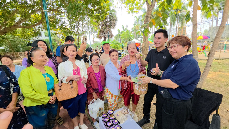 สมาคมท่องเที่ยวบ้านฉาง จับมือ 5 อปท. เปิด “ตลาดเกษียณมาร์เก็ต” ให้ผู้สูงอายุขายของฟรี สร้างรายได้