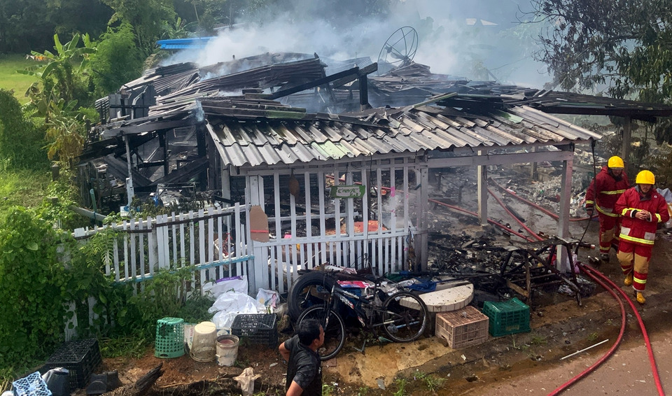 ไฟไหม้บ้านลุงเก็บของเก่าวัย 65 ปี วอดทั้งหลัง หลังอุ่นกับข้าวแล้วออกไปเก็บของเก่า