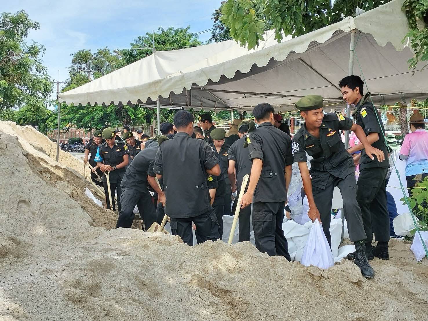 วิทยาลัยเทคนิคอ่างทอง ผนึกกำลังเทศบาล–จิตอาสา ร่วมกรอกกระสอบทรายสู้ภัยน้ำท่วม