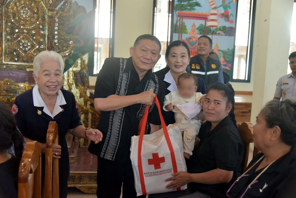 ผู้ว่าฯสุพรรณบุรี มอบถุงยังชีพช่วยผู้ประสบอุทกภัยด่านช้าง หลังน้ำป่าหลากกระทบ 100 ครัวเรือน
