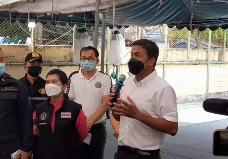 "ผู้ว่าฯชัชชาติ" ร่วมมอบเงินเยียวยาชุมชนบ่อนไก่ 