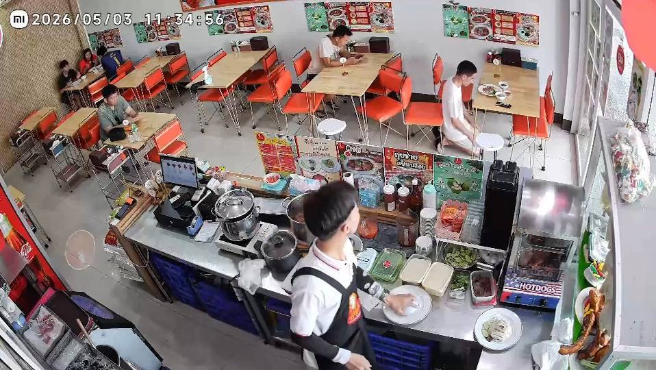 อึ้งทั้งร้าน! หนุ่มปริศนาใช้หัวโขกจานข้าวแตกก่อนตักกินซ้ำ กลางร้านข้าวมันไก่สระบุรี คาดป่วย