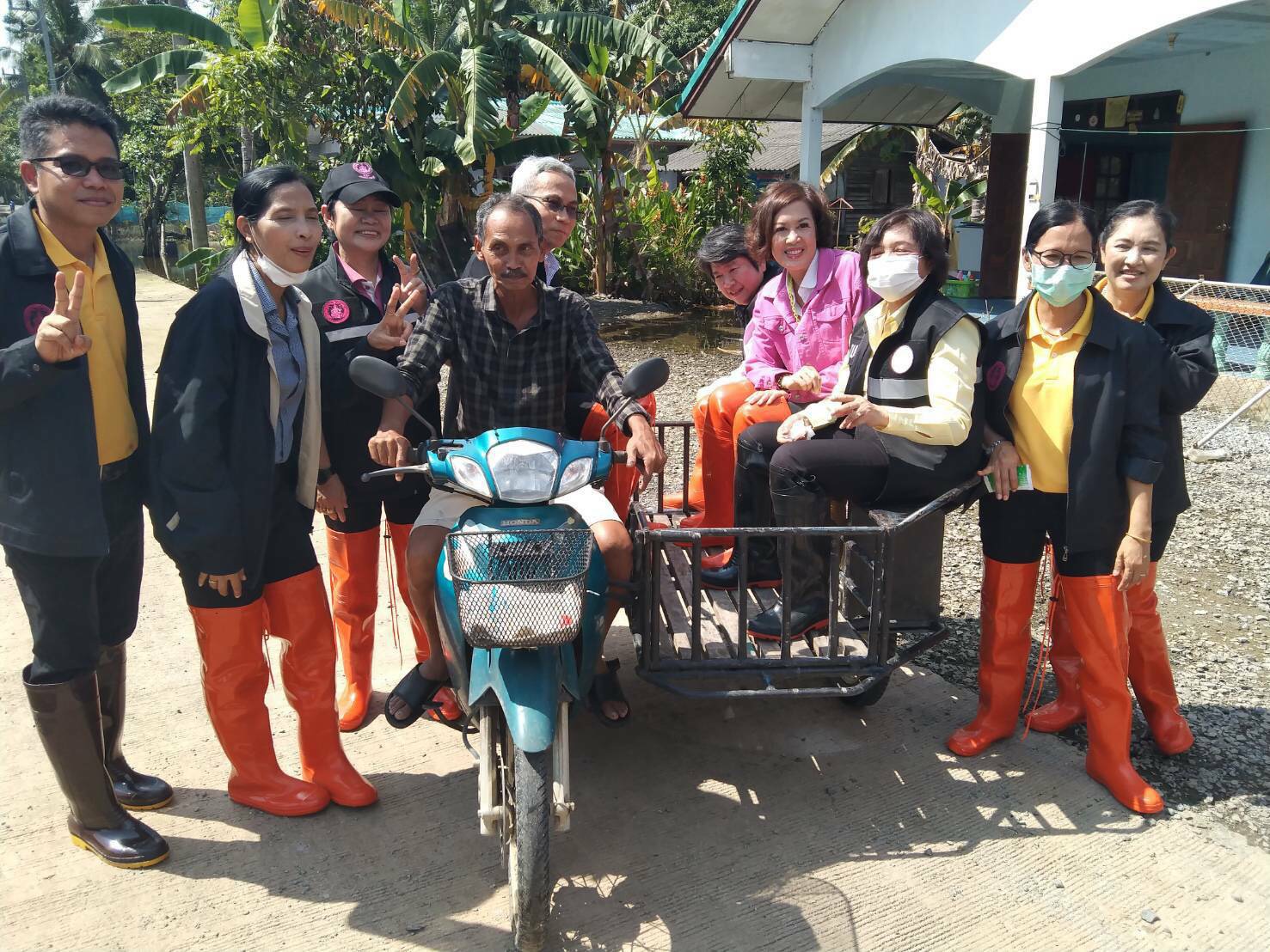 ปลัดกระทรวง พม. ควง 'นริศา' ลุยซับน้ำตาช่วยน้ำท่วมเมืองคอน