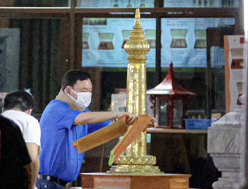ฤกษ์มงคล!! “ทักษิณ” สวมเสื้อสีน้ำเงิน ไหว้ศาลหลักเมือง ก่อนบินไปเชียงใหม่