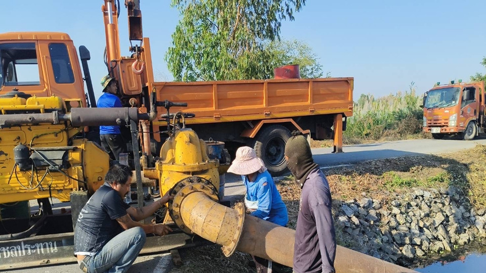สชป.12 เร่งติดตั้งเครื่องสูบน้ำเคลื่อนที่ ช่วยเกษตรกรอ่างทอง แก้ปัญหาน้ำท่วมขังพื้นที่เพาะปลูก