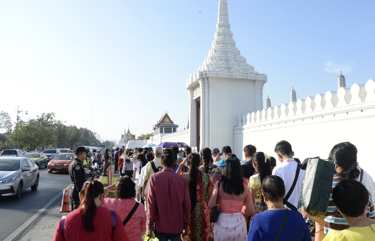 พุทธศาสนิกชนทั้งชาวไทยและชาวต่างชาติจำนวนมาก ทำบุญไหว้พระแก้วมรกต เนื่องในวันขึ้นปีใหม่ เพื่อเป็นสิริมงคล