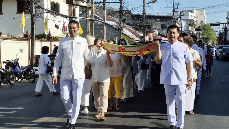 ผู้ว่าฯ สตูล นำแห่ผ้าห่มพระบรมธาตุเจดีย์ศรีเมืองใต้ สุดยิ่งใหญ่กลางเมือง