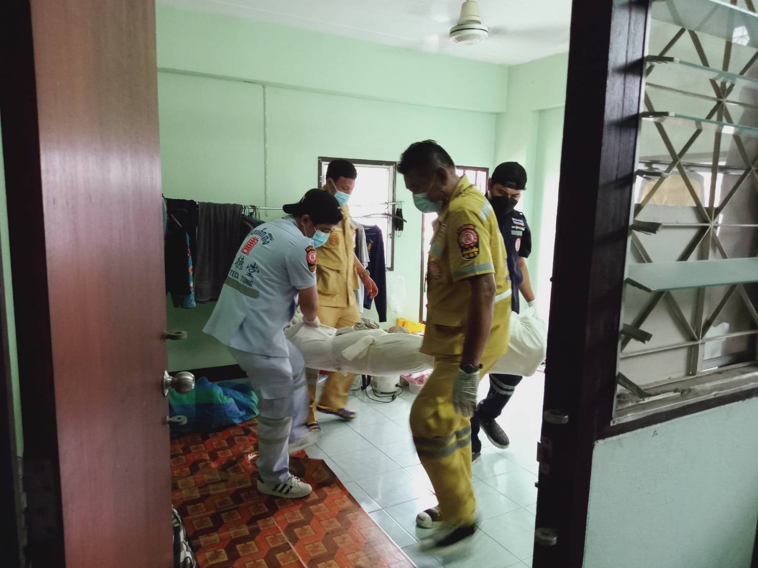 หนุ่มเมาเหล้าปาดคอตัวเองดับคาห้องน้ำ หลังถูกลุงต่อว่าสูบบุหรี่ทำห้องเหม็น