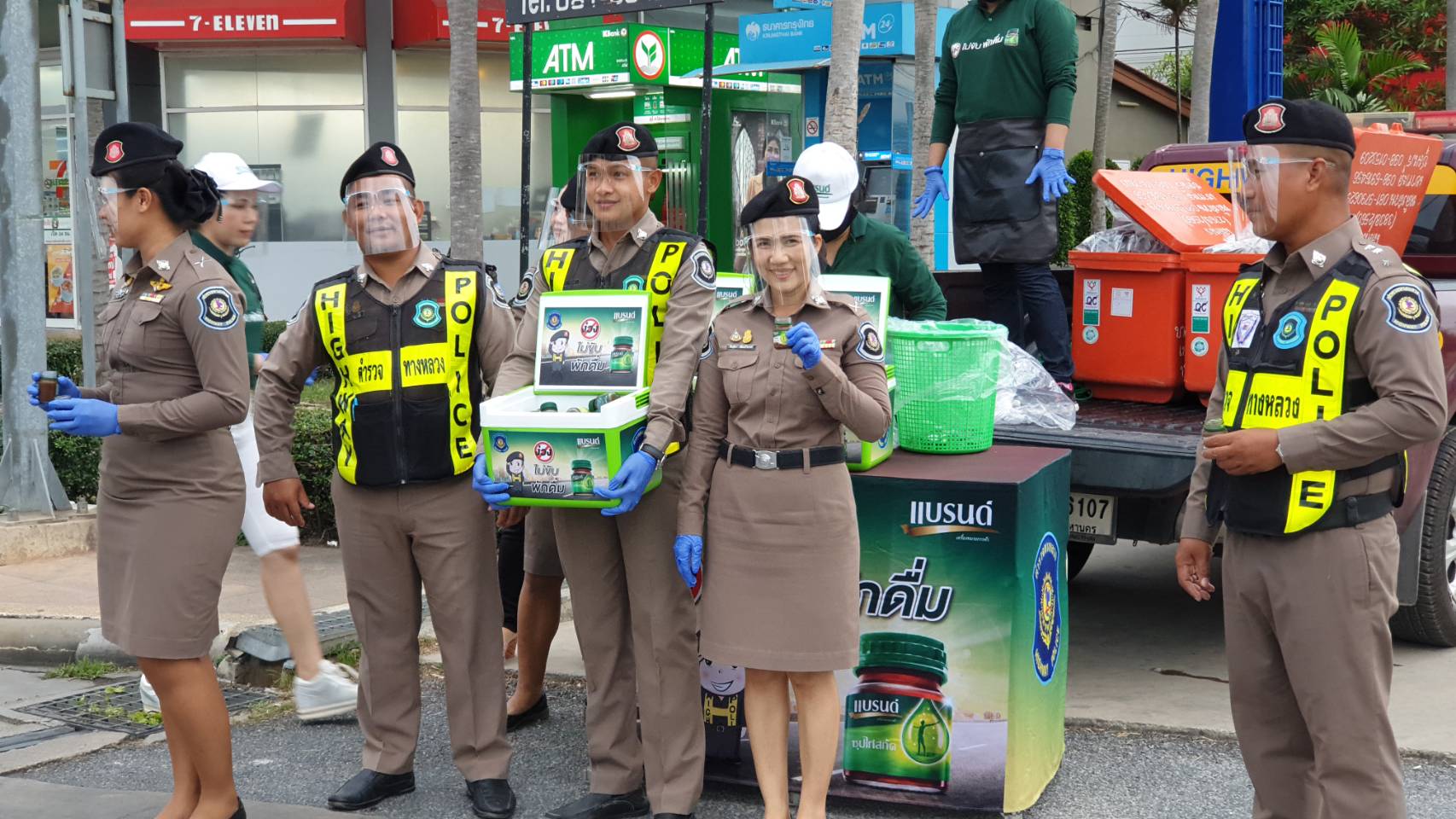 ตกใจหมด! ตร.ทางหลวงตั้งด่านแจกแบรนด์รสช็อกโกแลตให้กับผู้ที่เดินทางกลับภาคใต้