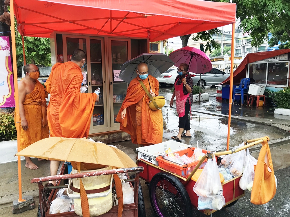 พระวัดสายไหม นำของจากบิณฑบาตร่วมใส่ตู้ปันสุขแบ่งบันให้ผู้เดือดร้อน