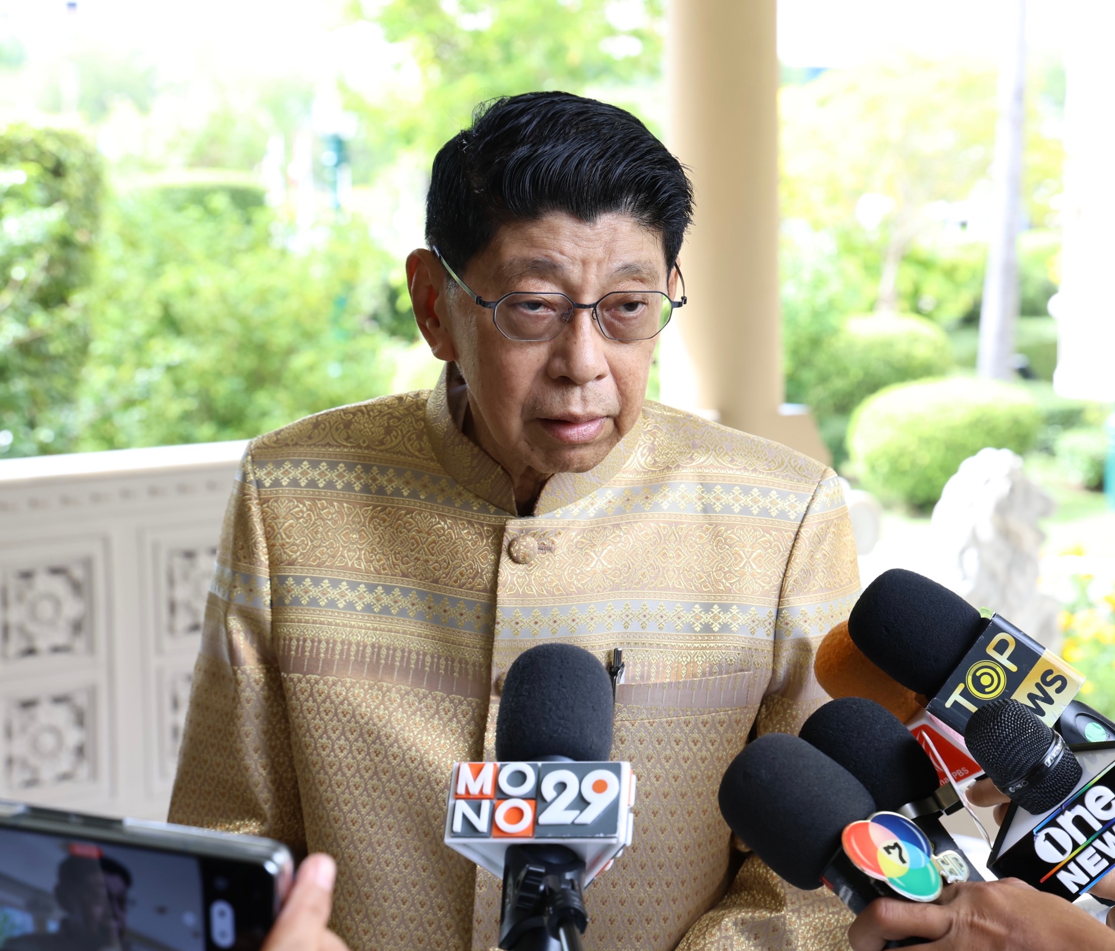 “วิษณุ” ชี้ “ทักษิณ” อยู่รพ.นานแค่ไหน ตามความเห็นแพทย์ แนะไม่ควรไปเอกชน ย้ำยื่นขอพระราชทานอภัยโทษระหว่างรักษาตัวได้ 