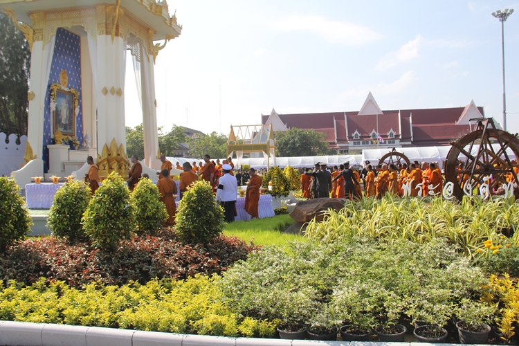 พสกนิกรชาว"นครราชสีมา"ร่วมพิธีถวายดอกไม้จันทน์พระราชพิธีถวายพระเพลิงพระบรมศพ