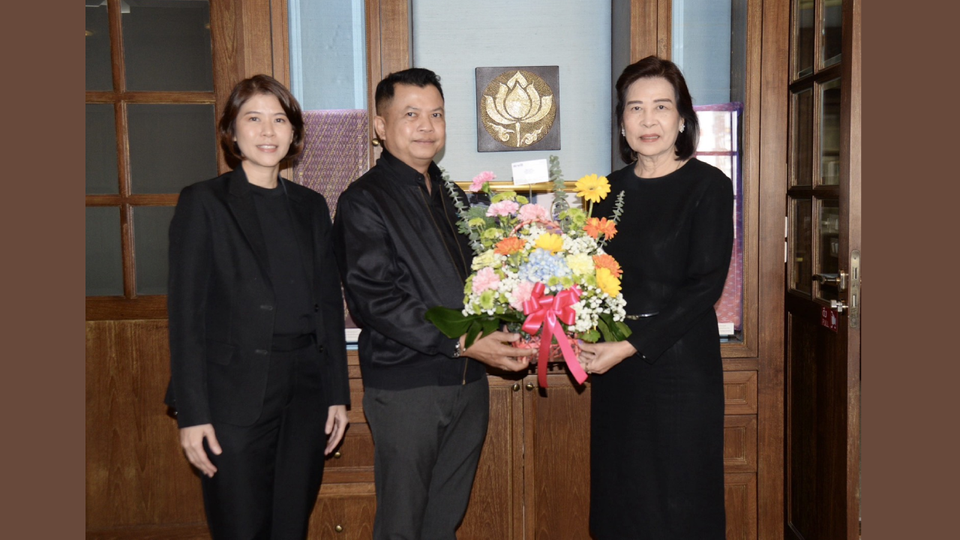 'สยามรัฐ'มอบกระเช้าดอกไม้แสดงความยินดี “ศรัญญู พูลลาภ” รับตำแหน่งอธิบดีกรมหม่อนไหม