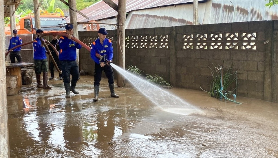 นพค.36 เร่งฟื้นฟูบ้านคอนผึ้ง ล้างโคลนหลังน้ำป่าไหลหลาก ช่วยชาวสบเมย