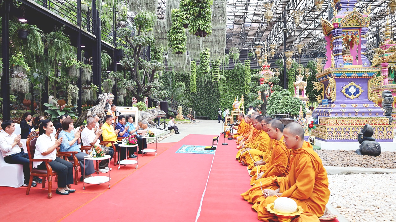 สวนนงนุชพัทยาหล่อเทียนพรรษา 9 วัด 9 ต้นถวายเป็นพุทธบูชาเนื่องในวันเข้าพรรษา