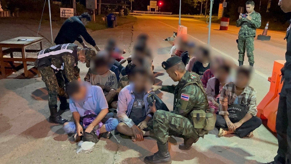 ทหาร-ตร.-ฝ่ายปกครอง สนธิกำลังสกัดรถขนแรงงานเถื่อน 28 ชีวิต ฝ่าด่านเขื่อนวชิราลงกรณ ค่าหัวพุ่ง 2 หมื่น