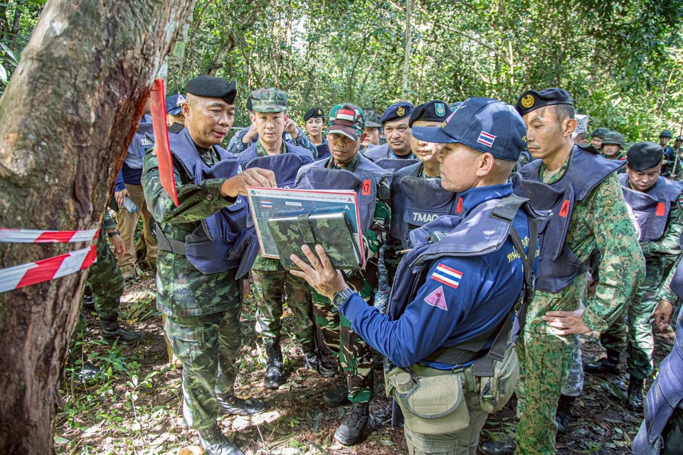 เจอ จะๆ ! "ทหารเขมร" สกัด "AoT ไทย" ห้ามเข้าพื้นที่  เก็บกู้ทุ่นระเบิด ช่องสายตะกู