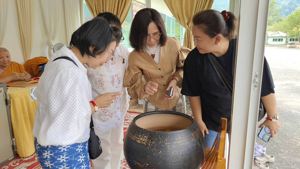   สายมูคึก! นักท่องเที่ยวแห่เที่ยวพุทธอุทยานมาฆบูชา นครนายก ไม่พลาดส่องเลขอ่างน้ำมนต์