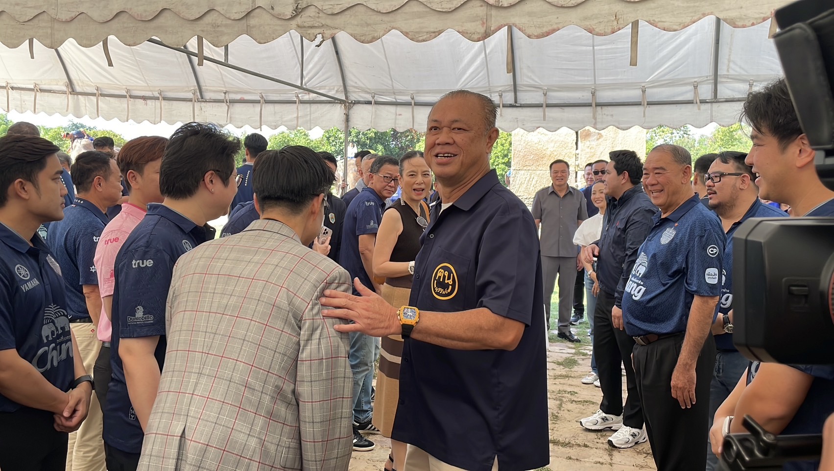 อนุทิน นำทีมลูกพรรคอวยพรวันเกิดเนวินครบ 66 ปี กับพิธีปะกำช้าง 