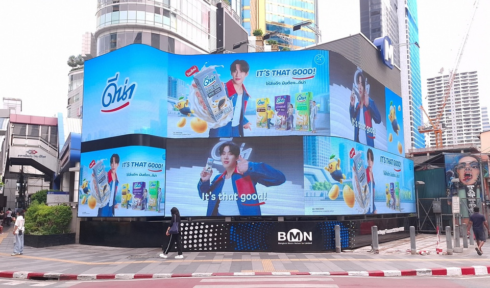 ดีน่ารีเฟรชแบรนด์ครั้งใหญ่ ดึง BamBam ถ่ายทอดภาพลักษณ์ใหม่  ผ่านเครือข่ายสื่อ OOH ในระบบรถไฟฟ้า MRT